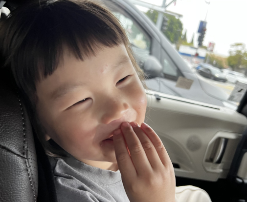 車中でもにこにこ