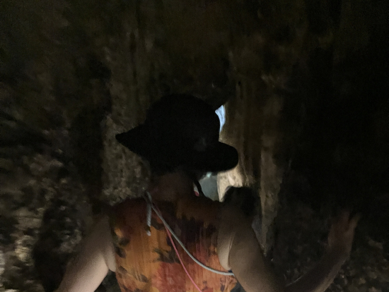鍾乳洞のくびれの部分通過
