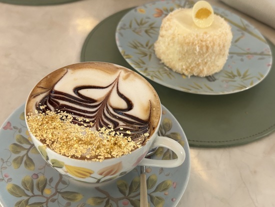 金箔カプチーノとケーキ