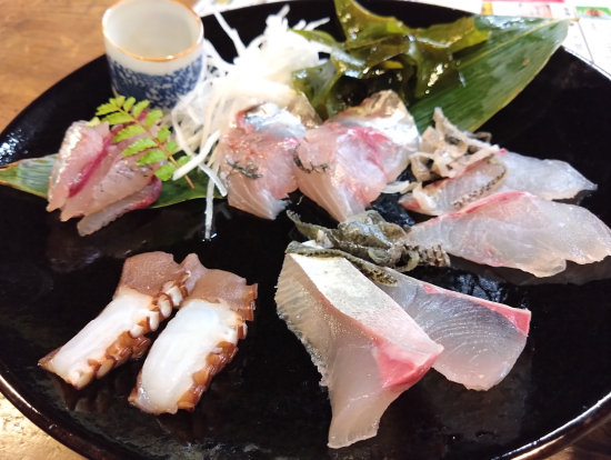 お造り。何気にワカメがすごくしっかりしている