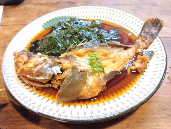 煮魚。ワカメがすごいふんだんに入っていて、酒のアテになります