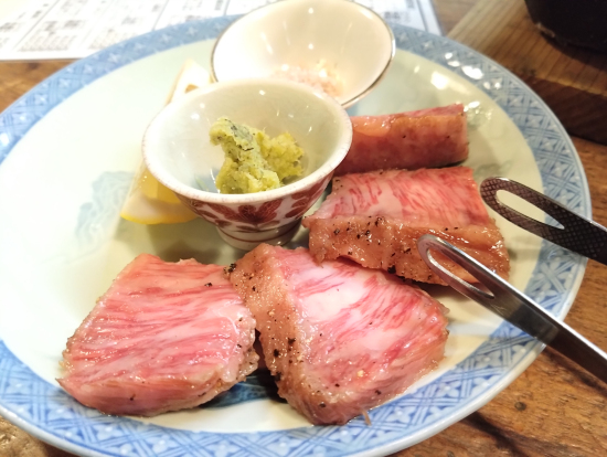 しまね和牛。網の上に置いて、炭火で焼きながらいただきます