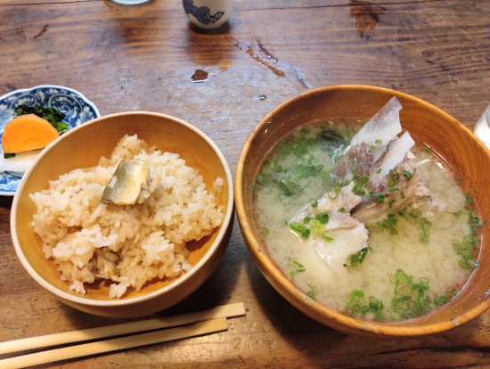 鮎ご飯と味噌汁