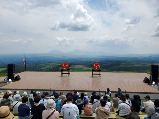 雄大な景色とダイナミックな太鼓演武