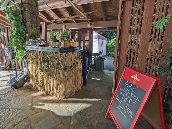 バーでお酒を注文します。現金に加え、クレカ利用できました