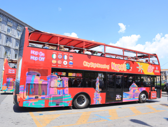 カラフルなポップオンポップオフバス