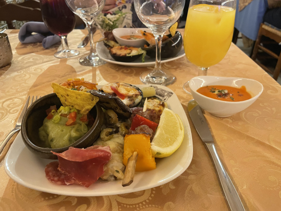 パエリア、ムール貝とグリル野菜が美味しかった。
