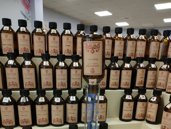 たくさんの精油から好きな香りを調合