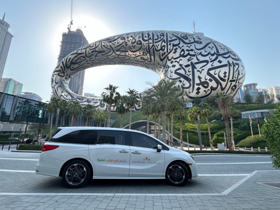 未来博物館と専用車。スライドドアで乗り降りラクチン。