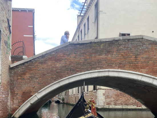 高さギリギリの橋