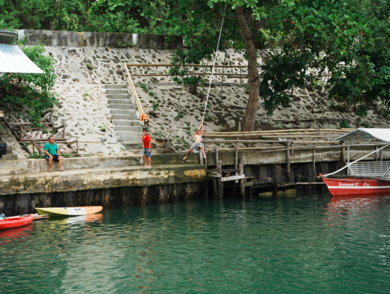 川に飛び込む少年