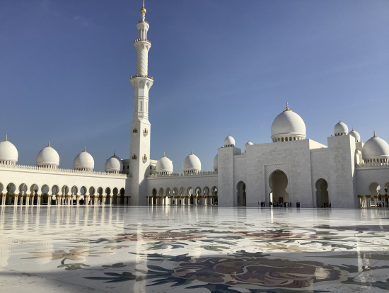 シェイク・ザイード・グランド・モスクの中庭(床も大理石)