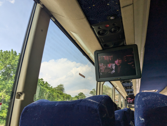 帰り道ロッキーの映画を流してくれました。