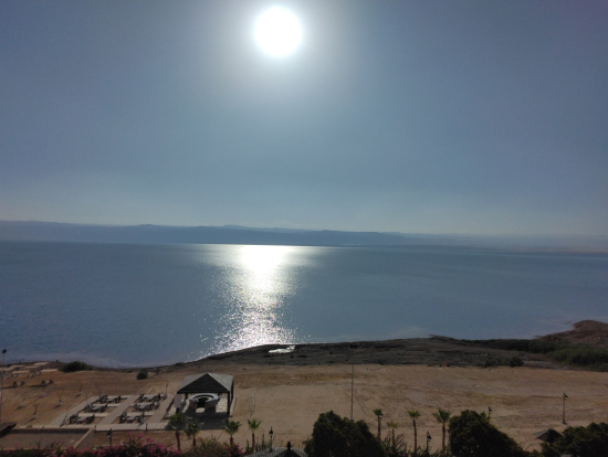 死海ビーチまで結構くだって歩きます