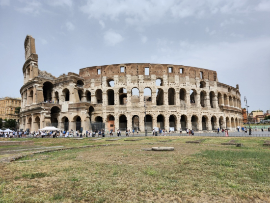 フォロロマーノからコロッセオへ行く道で