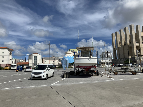 旗が立っている駐車場入口からすぐのところ