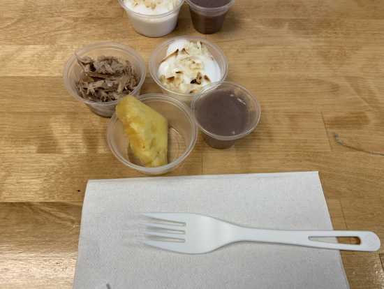 ローカルフードの試食。左上:カルアピッグ、左下:パイナップル、右上:ハウピア、右下:ポイ、だったと思う。