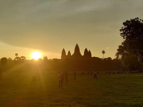 雨季の中の朝日とアンコールワット