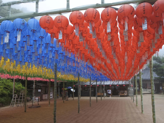 死者を弔う提灯（石窟庵）