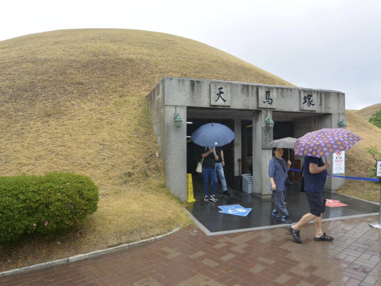 大陵苑の天馬塚