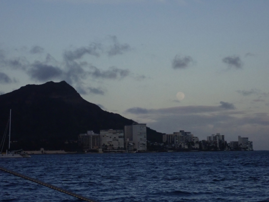 ダイアモンドヘッドと満月