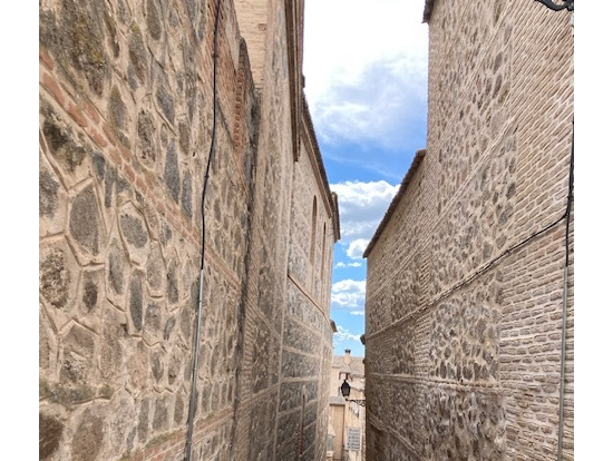 狭い通路もあり複雑な街中