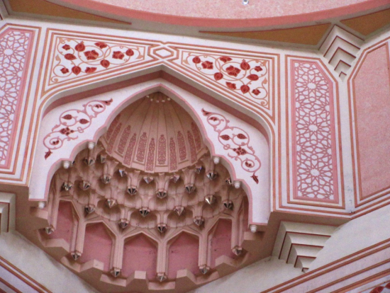ピンクモスクのドーム内