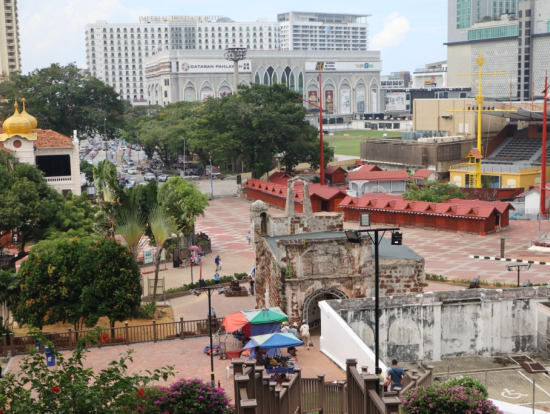 帝国主義同士の派遣争いの名残でしょうか