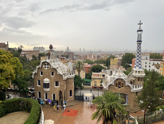 グエル公園は雨でしたが綺麗でした。