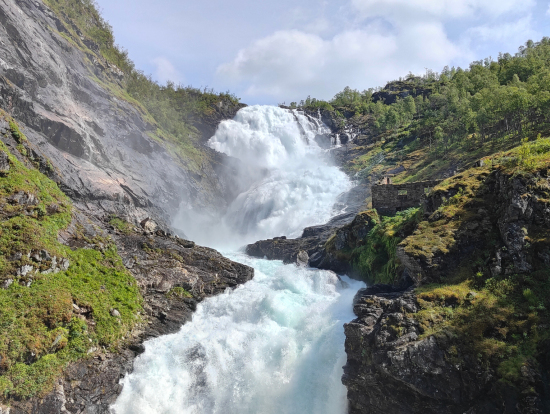 Flam鉄道より。滝の前で停車します。