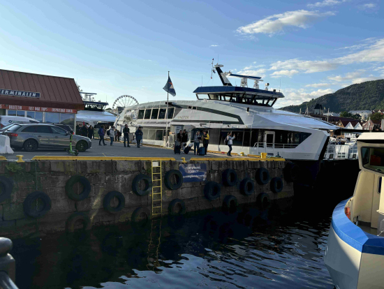 高速船でベルゲン到着