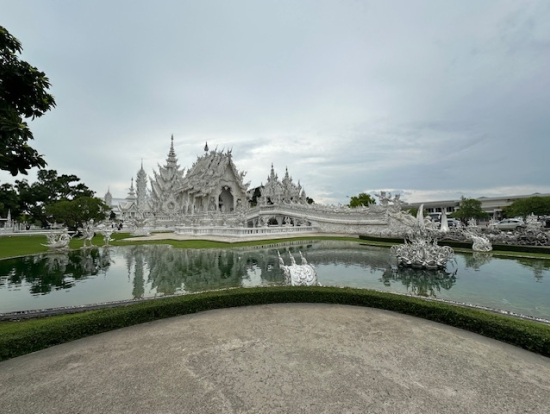 通称白いお寺、ワット・ロンクン(Wat Rong Khun)、白が迫力