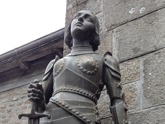 ジャンヌ・ダルクの像が居る教会