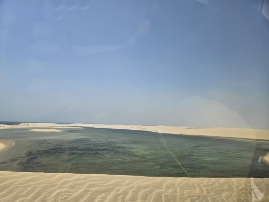 砂漠と海の混合、不思議な美しい光景でした