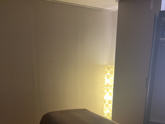 落ち着く電気の色と広い部屋♡