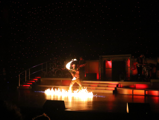 ファイヤーダンスはなかなかのもの