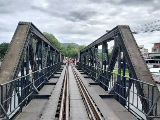 徒歩で橋を渡る