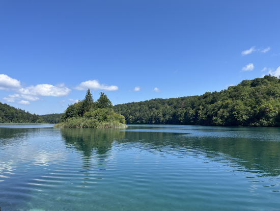 このようなうつくしい湖を堪能できます。