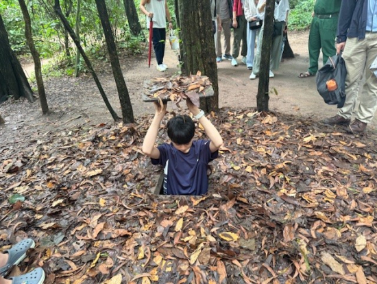 奇襲用の出入り口の体験ができます。