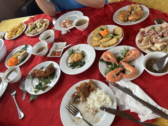 食べかけで失礼です、このあと三品ほどありました。またフルーツとお茶も途中で提供されます。