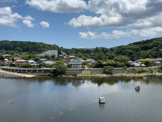 ①ホテル部屋から望む亀山湖