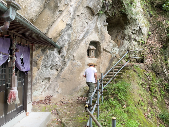 ⑩三島ダム湖畔に鎮座するナゾの祠