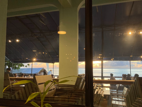 夕日を眺めながら