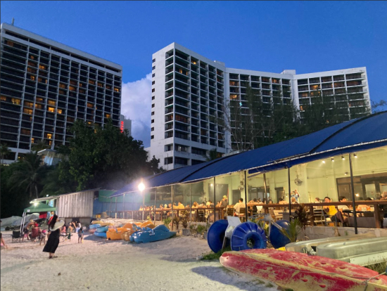 お洒落な青い屋根、すぐそこに海