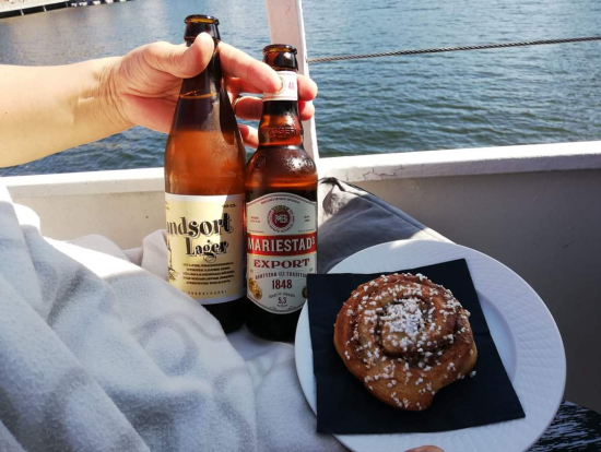 デッキでビールとシナモンロール