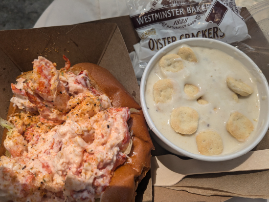 ロブスターロールとクラムチャウダー