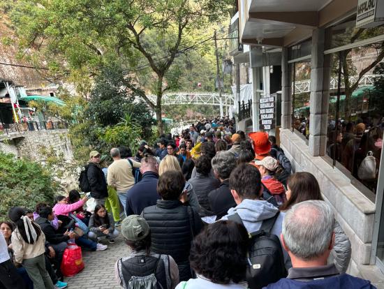 マチュピチュへ行くバス待ちの長蛇の列!