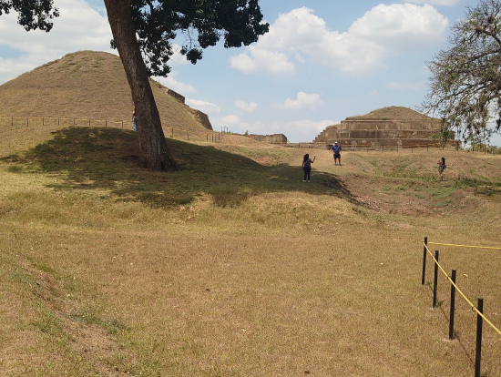 晴れていると遺跡の中は暑いです。