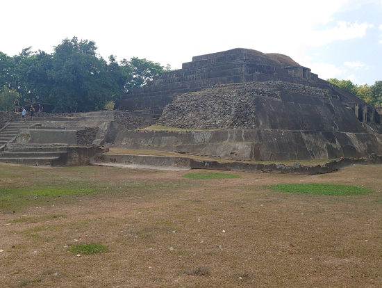 最初に見学したタスマル遺跡
