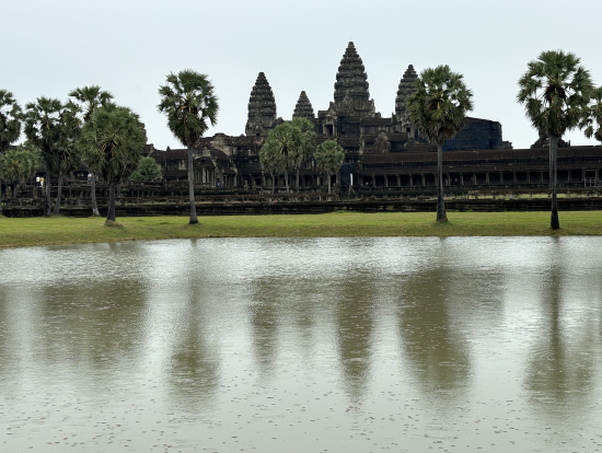 雨のアンコール遺跡